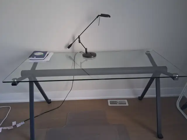 Glass desk in Desks in Ottawa - Image 2