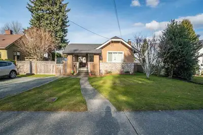 COZY 2 BED 1 BATH HOME DOWNTOWN CHILLIWACK!