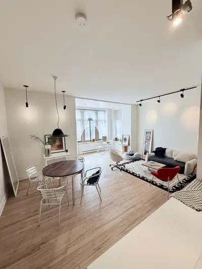 Grand 3 1/2 style condo lumineux au rdc avec galerie et entrée privée à louer dans un petit immeuble...