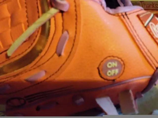 Girls pink baseball glove, Rawlings  in Baseball & Softball in City of Toronto - Image 7