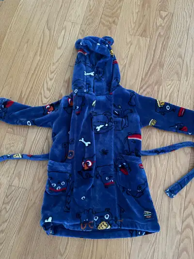 Robe de chambre avec poches d’excellente qualité de la marque Souris mini avec capuchon à oreille. T...