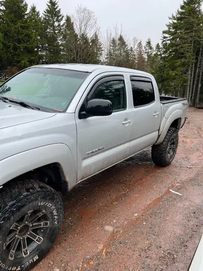 2007 Tacoma around 280km 6 speed manual, lots of dents and scratches. licensed and inspected works g...