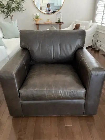 Leather Swivel Chair 32”H height 40”W width 40"Diameter Color: Espresso Very good condition come fro...