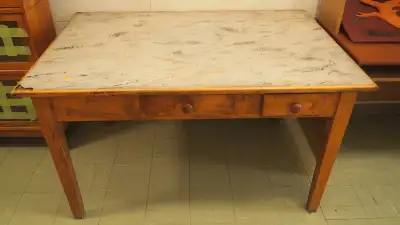 Grande table en bois antique avec petits tiroirs, View more