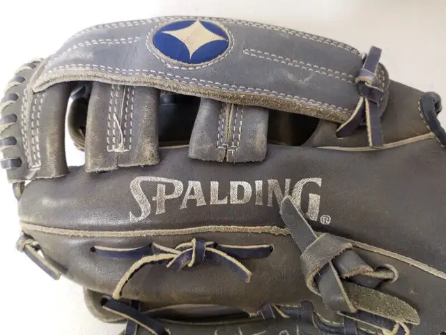 Vintage Blue Spalding Frank Viola Cy Young Baseball Glove in Arts & Collectibles in Kitchener / Waterloo - Image 3