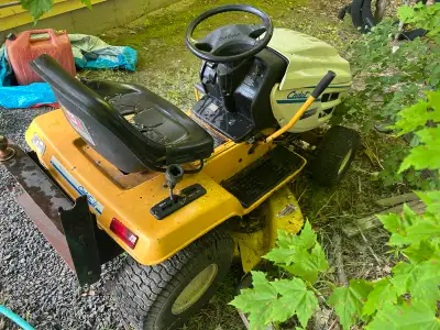 Tracteur cub cadet c160h hydrostatique 16hp. Esthétiquement laid mais coupe le gazon très bien. Le c...