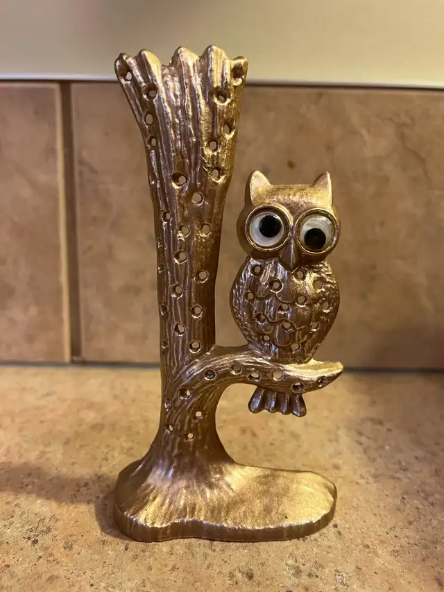 Vintage Googly Eye Owl Earrings Holder 4" Gold Tone in Arts & Collectibles in Calgary - Image 2