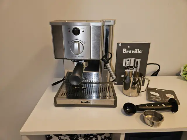Breville coffee machine in Coffee Makers in Oakville / Halton Region - Image 2