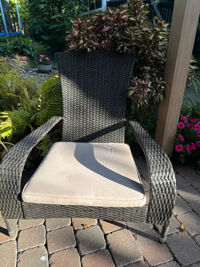 Outdoor furniture & table in Patio & Garden Furniture in Ottawa - Image 3