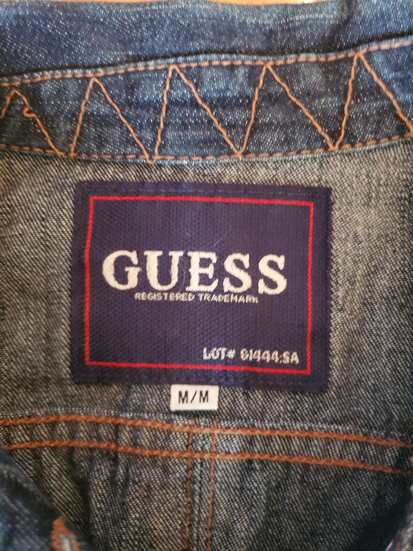 Veste en jeans Guess  jeans Jacket impeccable dans Femmes - Hauts et vêtements d'extérieur  à Longueuil/Rive Sud - Image 4