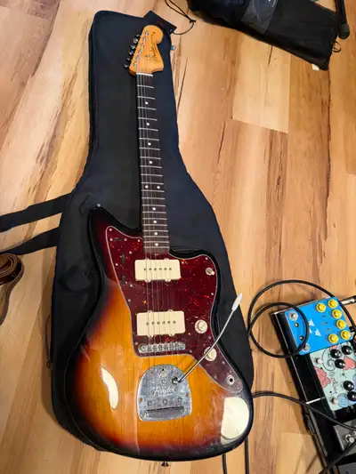 Fender Classic Player Jazzmaster for sale. This is a great guitar that sounds amazing plugged in and...