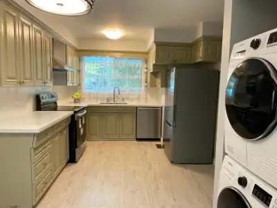 Stunning 3-Bedroom Main Floor for Rent – Ravine Backyard