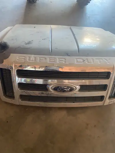 Hood and grill off a 2008 f250 in good shape