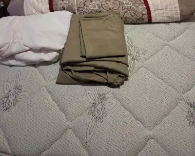 Brand new Double Mattress Protector & Mint condition Sheet Set, View more