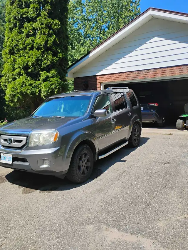 2011 8 passenger Honda pilot touring 