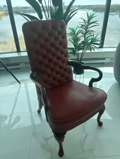 Chaise en cuir capitonnée, View more