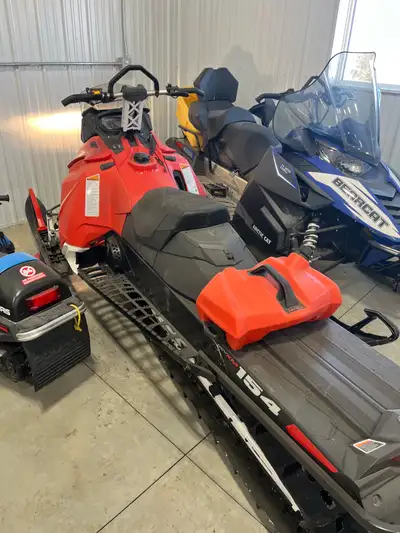 2015 summit 154 track low km never wrote it in 3 years in storage it’s got a fuel storage tank it’s...