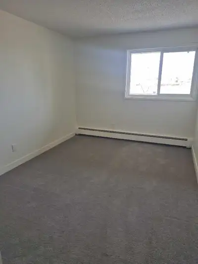 Private room for 675 +utilities can also be shared for 450 +utilities /person (For Girls only) 379 S...