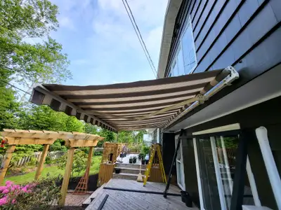 Powered 10x12 shade awning which attachwd to house with brackets includes.