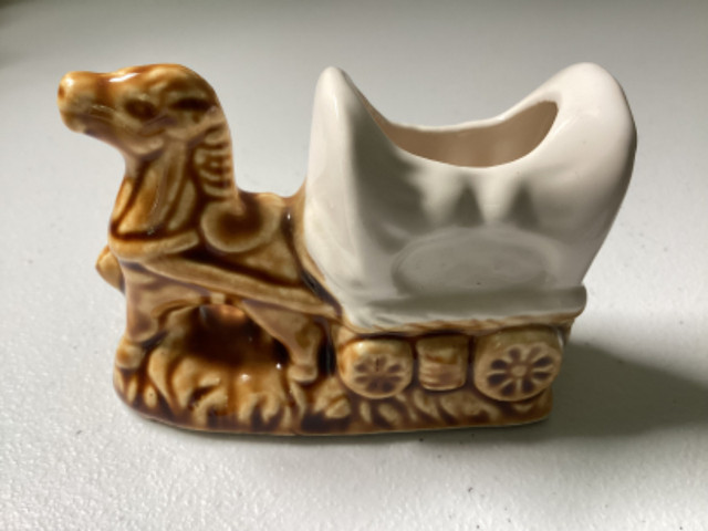 Vintage Ceramic Horse Pulling Wagon Toothpick Holder Figurine dans Décoration intérieure et accessoires  à Ouest de l’Île - Image 2