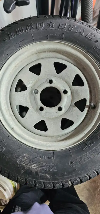 4 JANTES GALVANISÉES DE 175/80 13 AVEC 2 PNEUS PASSABLES 200$ ACHETEUR SÉRIEUX SEULEMENT S.V.P. CONT...