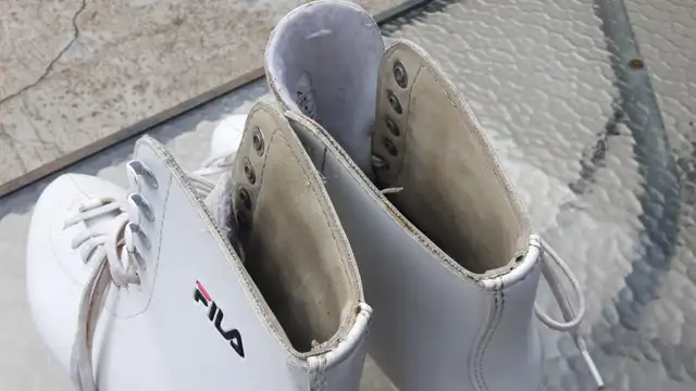 Womens Fila Figure Skates Sz 8 Rarely Used Ex Cond $12 in Skates & Blades in Calgary - Image 6