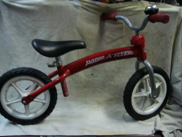 Velo pour debutant sans pedalier (Radio FLyers)11 po. in Kids in Longueuil / South Shore - Image 2