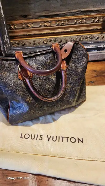 I have 2 1 is clutch 1 is purse clutch is 400 I can possibly meet in Ottawa too. Clutch is only used...