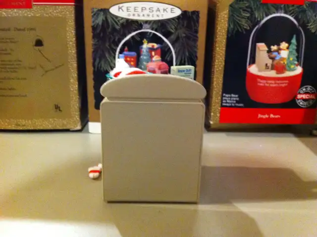 Hallmark - New 2009 Magic "Santa's Merry Machine" Ornament in Arts & Collectibles in Ottawa - Image 10