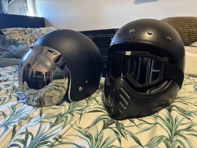 Motorcycle Helmets and Gloves in Other in Mississauga / Peel Region - Image 2