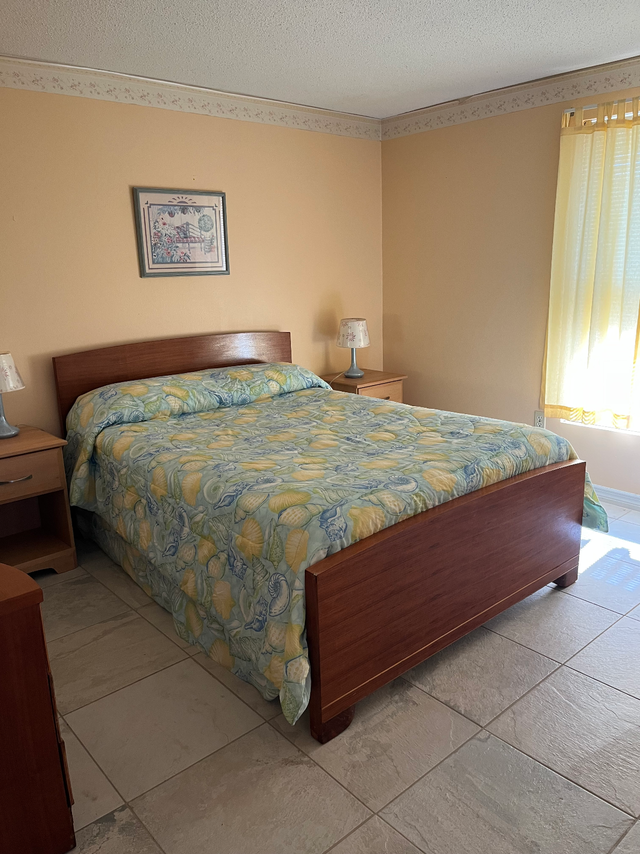 Excape Winter, in a well established, quiet, safe neighborhood in Florida in Canada - Image 7