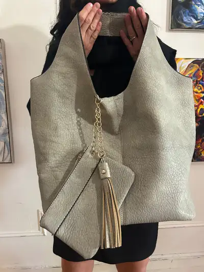 Sac à bandoulière gris pale/beige. Porte feuille intégré avec chaîne couleur or. Jamais utiliser. Ac...