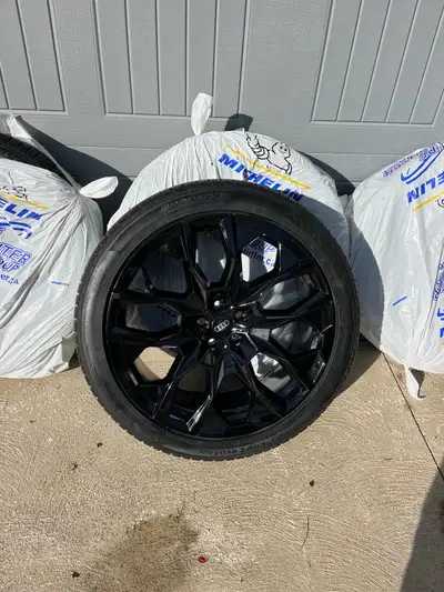 Brand new never installed Hankook ice and snows for 2017 and newerAudi Q7. Don’t fit our 2015 Q7 unf...