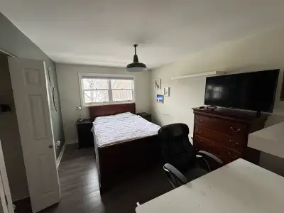 Private room, queen bed, large closet, Roku TV, quiet apartment with young male professionals. I lov...