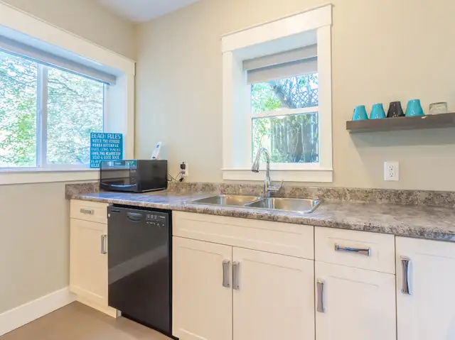 1 Bed, 1.5 Bath House incl utilities on Lake until June 30, 2026 in Long Term Rentals in Vernon - Image 8