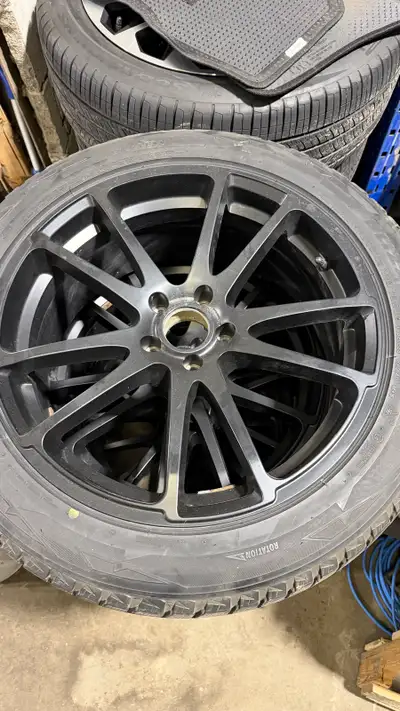 Ces pneus d'hiver Bridgestone Blizzak d'occasion (taille P245/50R20) offrent une excellente adhérenc...