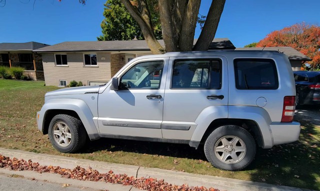2012 jeep liberty in Cars & Trucks in Kitchener / Waterloo - Image 2