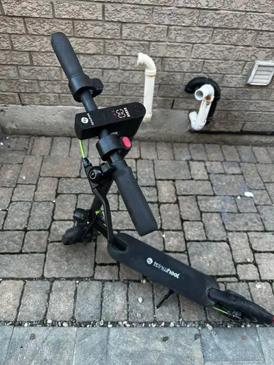 Selling electric scooter in excellent condition – $450 CAD Only 4 months of use and it’s like new. E...