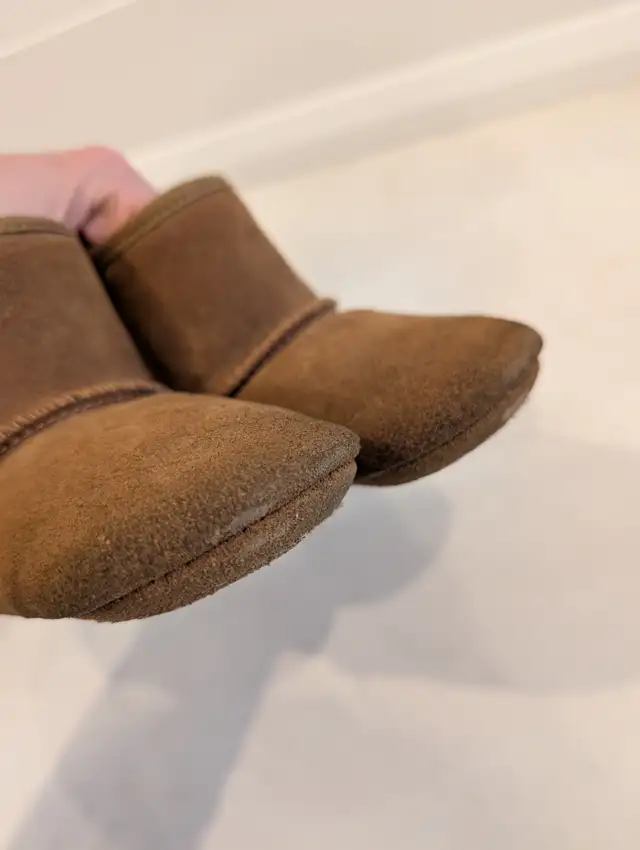 UGG Baby Jesse Bow II Size 4/5 in Clothing - 9-12 Months in Markham / York Region - Image 9