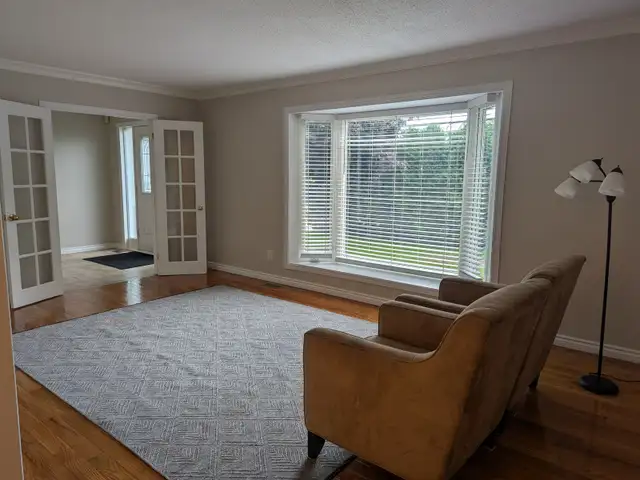 Large bedroom for rent $900/month.  Available August in Room Rentals & Roommates in Ottawa - Image 4