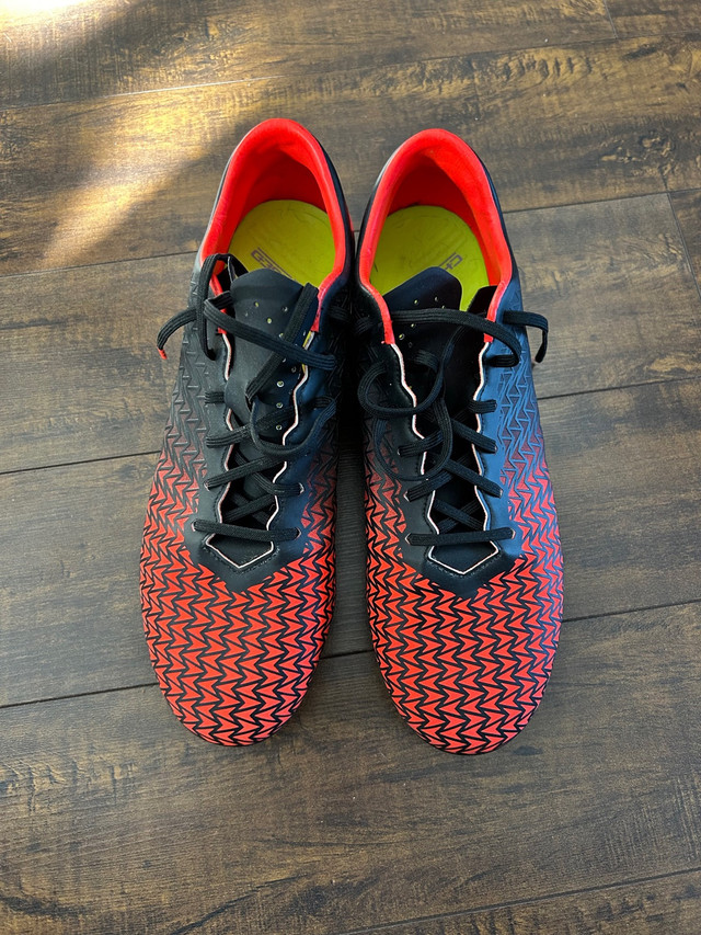 Under Armour Soccer Cleats - Size 10.5 in Soccer in Thunder Bay - Image 2