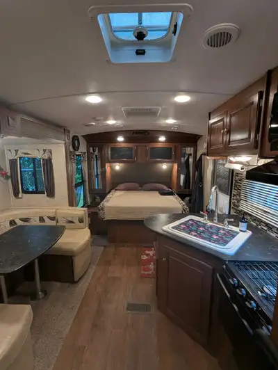 Roulotte Premier Ultra Lite By Bullet model 2014, fabriqué par la compagnie Keystone, elle un poid d...
