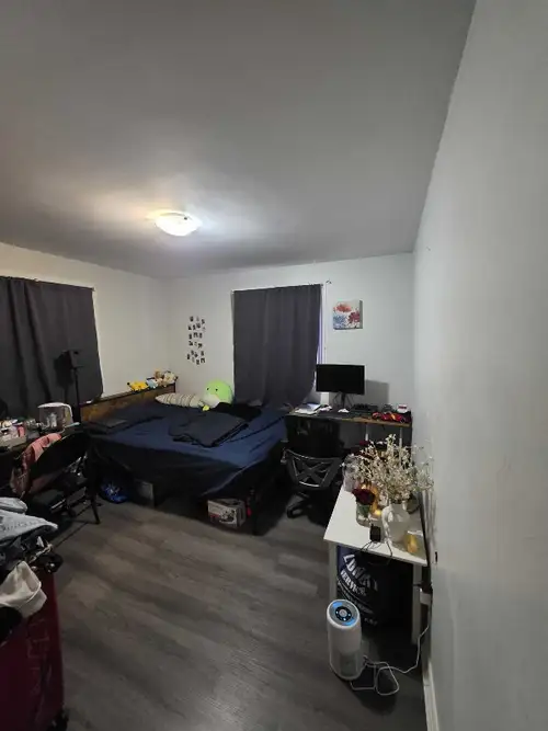 Private 1 Bedroom Upper Unit, Utilities Included, Available Nov 1 Private upper-floor 1 bedroom, 1 b...