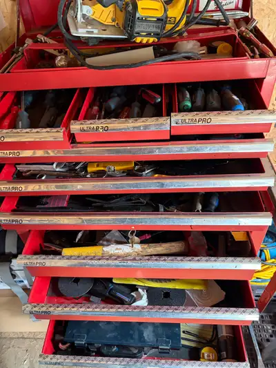Coffre à outil Avec plein d’outils varié Et avec scie circulaire dewalt Sableuse makita Jigsaw Scie...