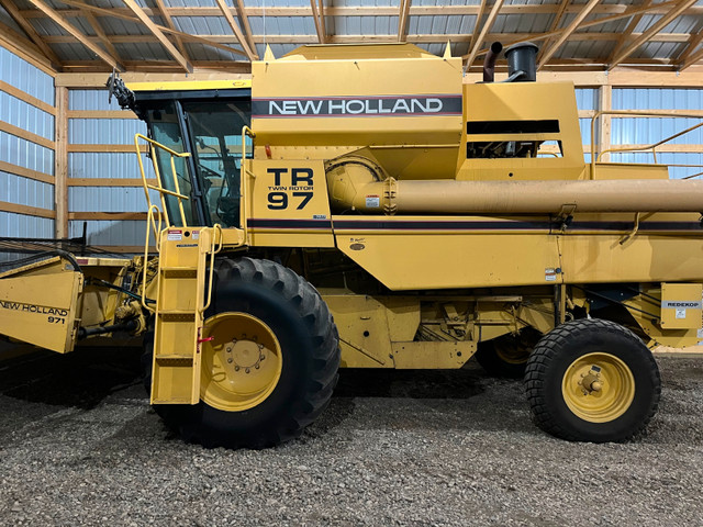 New Holland TR 97 Combine in Farming Equipment in Saskatoon - Image 2