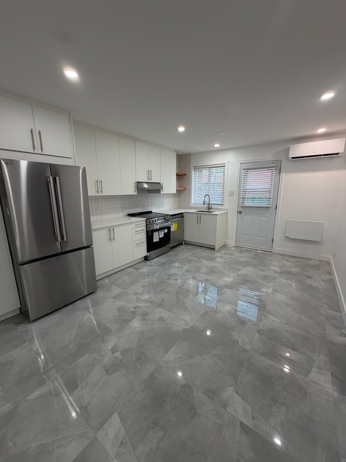 Rénové avec Électroménagers Neufs/Renovated with New Appliances — photo 1