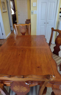 Table & 4 chaises avec rallonge 12", a vendre 500$ negociable.