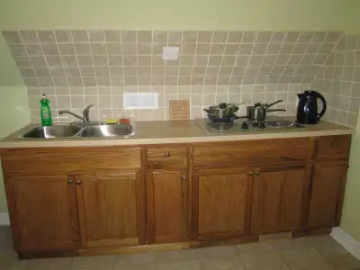 September 1: Furnished room 5 minutes walk to Dundas West subway
