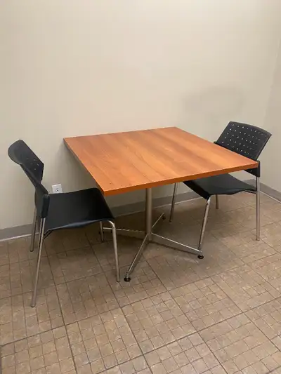 Table de Cafétéria 36"x36"x30" Vien avec 4 Chaises