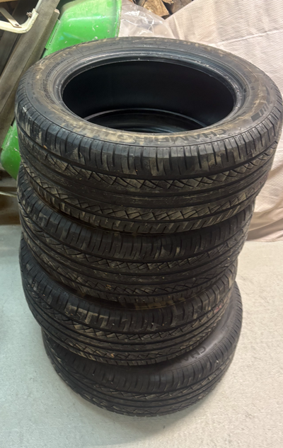 4 pneus d'été / 4 saisons GT Radial Champiro UHP AS. Grandeur : 205/55R16 Pneus directionnels (sens...